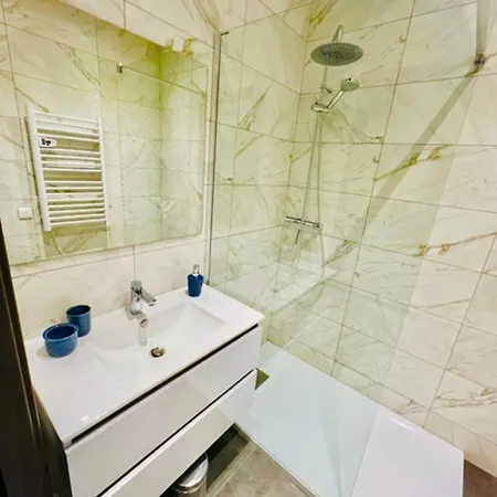 Spacious Cocoon Facing Lake Apartament *