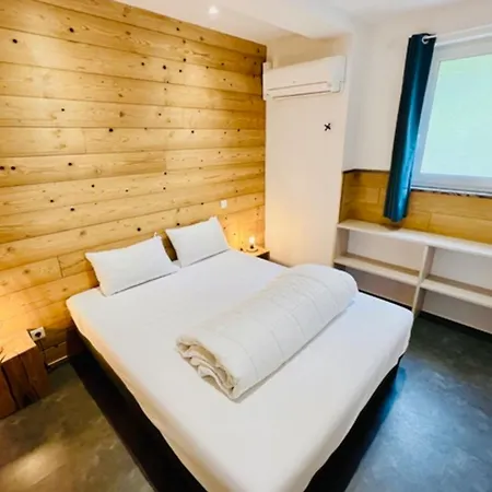 Spacious Cocoon Facing Lake Apartament