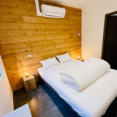 Spacious Cocoon Facing Lake Apartament